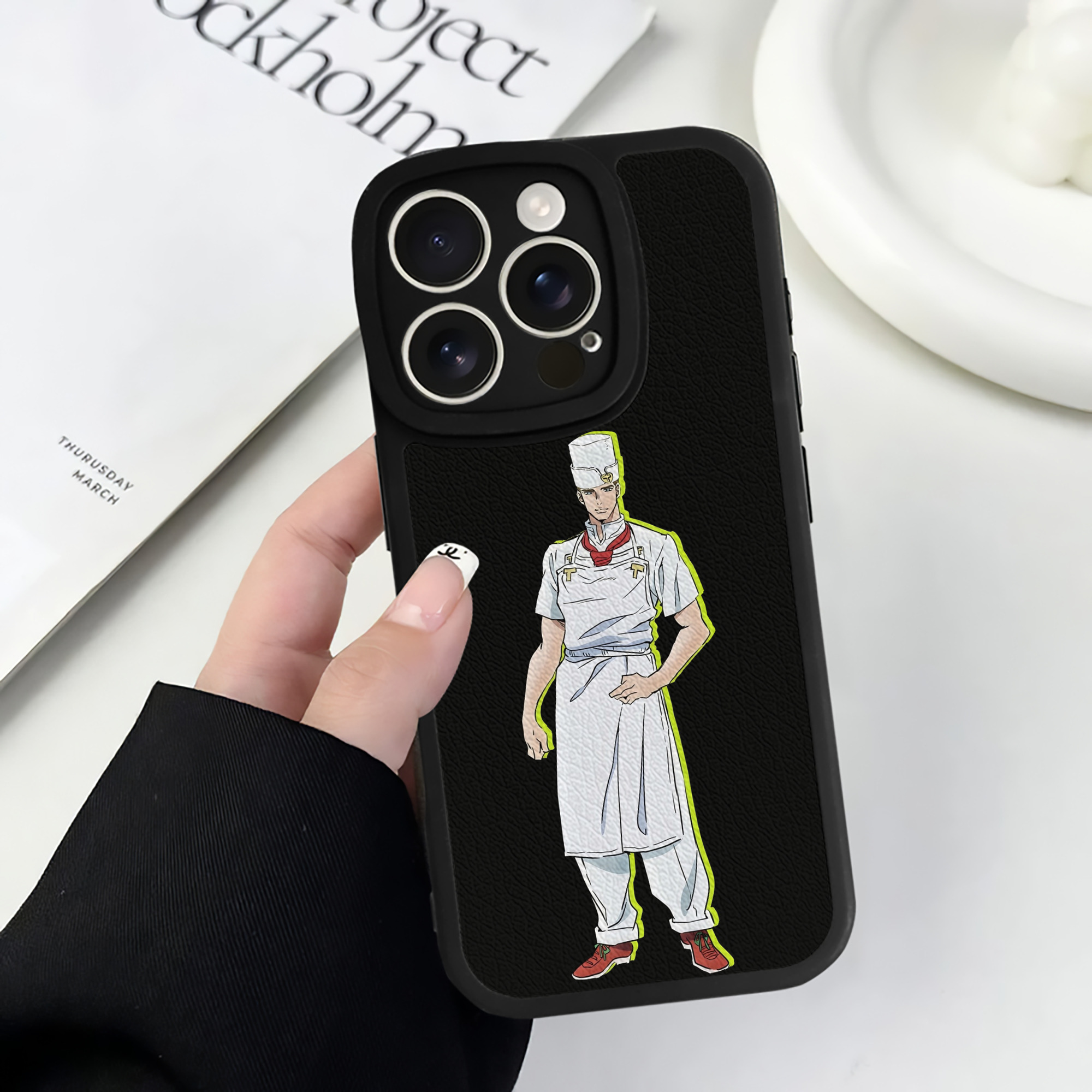 （画像用） ジョジョの奇妙な冒険 Tonio Trussardi JoJo's Bizarre Adventure トニオ?トラッサルディ 【iPhone 16シリーズ対応】シリコンスマホケース（レザー調） 材質：シリコン